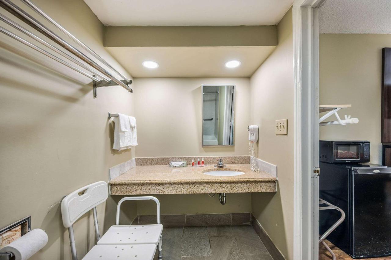 Econo Lodge Inn & Suites University Гантсвілл Екстер'єр фото